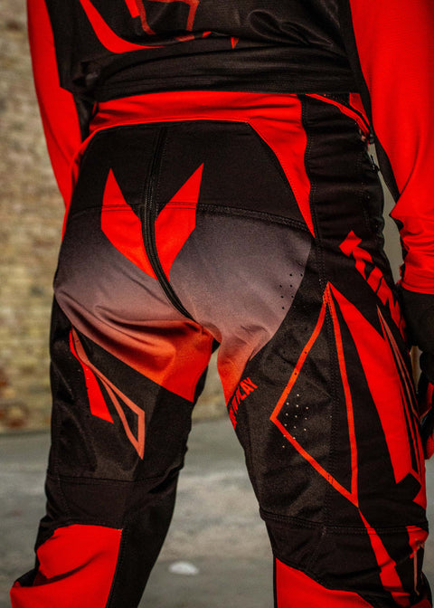 BLACK/RED