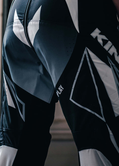 BLACK/WHITE